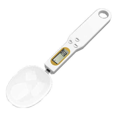 Eine weiße digitale Löffelwaage von Pizzalovers verfügt über einen LCD-Bildschirm, der ein Gewicht von 20,4 Gramm anzeigt. Der kompakte und handliche Griff hat drei kleine Knöpfe für verschiedene Funktionen und ein Loch am Ende zum Aufhängen. Der breite und flache Löffelteil sorgt jedes Mal für eine hochpräzise Messung.