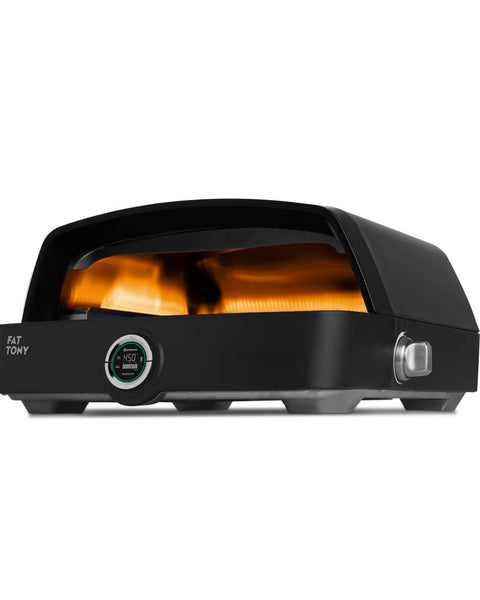 Der Burnhard Fat TONY Gas-Pizzaofen von Burnhard ist ein schwarzer Pizzaofen mit einer offenen Front, die eine orangefarbene Flamme, eine digitale Temperaturanzeige auf der linken Seite und einen eingebauten Pizzastein zeigt - perfekt für Pizzaabende im Freien.