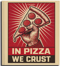 Eine stilisierte Hand hebt ein Stück Peperoni-Pizza mit Strahlen im Hintergrund an. Darunter erscheint "In Pizza We Crust - Das Buch für alle, die Pizza lieben" von Ava Verlagsauslieferung in Rot-, Beige- und Schwarztönen - perfekt für Pizzafans.