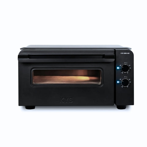 Der KYS Vero 450 Elektro Pizzaofen von KYS hat eine schwarze Arbeitsplatte, ein Glasfenster auf der Vorderseite, zwei Drehregler mit blauen Lichtern auf der rechten Seite und eine flache Oberseite, die auf einem schlichten weißen Hintergrund abgebildet ist.