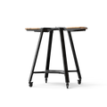 Ein hoher, schwarzer Gozney ARC und ARC XL Gestell-Stehtisch mit rechteckiger Holzplatte. Der Tisch wird von vier Beinen getragen und hat an der Unterseite Rollen für einfaches Manövrieren. Das minimalistische Design zeichnet sich durch einen stabilen Metallrahmen mit einem schlanken, modernen Look der renommierten Marke Gozney aus.