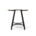 Wir präsentieren das Gozney ARC und ARC XL Gestell – ein modernes Stehpultgestell mit höhenverstellbarem Mechanismus und vier Lenkrollen für mühelose Manövrierbarkeit. Das schwarze Gestell hat ein stabiles, dreieckiges Design und verfügt an der Unterseite über eine Fußstütze. Bitte beachten Sie, dass die obere Oberfläche auf diesem Bild nicht angebracht ist.