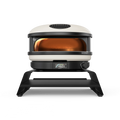 Ein moderner, eleganter Pizzaofen für die Arbeitsplatte mit einer digitalen Anzeige, die eine Temperatur von 450 °F anzeigt. Der Gozney ARC + ARC XL Booster, der in ergonomischer Höhe für Pizza-Liebhaber entworfen wurde, hat ein abgerundetes Design mit einer schwarzen Basis und einer weißen Oberseite und verfügt über ein transparentes Frontfenster, durch das das Innere und ein orangefarbenes Leuchten sichtbar sind.