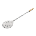 Der Gozney Balance runder Pizzawender von Gozney ist ein Pizzaschieber mit langem Griff, einem Buchenholzgriff und einer schlanken Aluminiumklinge. Die Klinge ist mit mehreren länglichen Schlitzen perforiert, was für ein modernes Aussehen sorgt. Der Griff verfügt über eine Lederschlaufe zum Aufhängen.