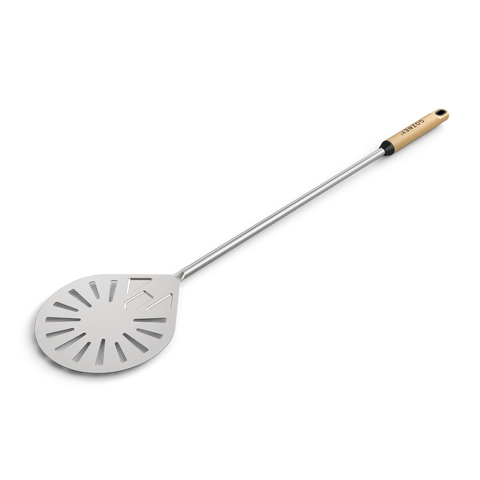 Der Gozney Balance runder Pizzawender von Gozney ist ein Pizzaschieber mit langem Griff, einem Buchenholzgriff und einer schlanken Aluminiumklinge. Die Klinge ist mit mehreren länglichen Schlitzen perforiert, was für ein modernes Aussehen sorgt. Der Griff verfügt über eine Lederschlaufe zum Aufhängen.