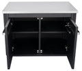 Die Cozze Aussenküche 90 ist ein schwarzer Schrank mit weißer Edelstahlarbeitsplatte und vier offenen Türen. Er bietet viel Stauraum für eine elegante Außenküche. Sein schlichtes, modernes Design passt perfekt in jeden Außenbereich.