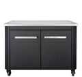 Die Cozze Aussenküche 90 eignet sich perfekt für jede Outdoor-Einrichtung. Sie verfügt über einen schwarzen Unterbau mit Schranktüren, eleganten silbernen Griffen und einer Edelstahlplatte. Dank der Rollen ist sie überall leicht beweglich.