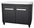 Die Cozze Aussenküche 90, H 70 cm, mit Edelstahlplatte ist ein eleganter, schwarzer Rollschrank, perfekt für Ihre Cozze Outdoor-Küche. Er verfügt über zwei Vordertüren mit silbernen „Cozze“-Griffen und lässt sich ideal in Ihre Plancha integrieren.