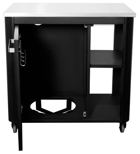 Die Cozze Aussenküche 90 mit Edelstahlplatte ist ein vielseitiger Küchenwagen mit Rollen, einer eleganten Edelstahlplatte und einem schwarzen Korpus. Er verfügt über einen offenen Schrank, Regale, Türhaken, Räder für einfache Mobilität und ein Fach für einen Mülleimer – perfekt für modulare Systeme oder Außenküchen.