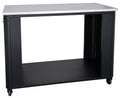 Die Cozze Outdoor Küche 115 besticht durch ihr schlankes, rechteckiges Design mit einer flachen Edelstahlplatte, die einer Edelstahl-Arbeitsplatte ähnelt. Der schwarze Unterbau bietet offenen Stauraum und vier Lenkrollen für einfache Mobilität und ist somit ideal für die Einrichtung einer Outdoor-Küche.