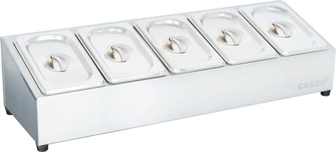 Die Cozze Pizza Topping Station Edelstahl von Cozze ist eine Edelstahleinheit mit fünf rechteckigen Edelstahl-GN-Behältern mit Deckel, die jeweils über einen runden Griff verfügen und sich ideal zum Aufbewahren und Ordnen von Pizzazutaten eignen.