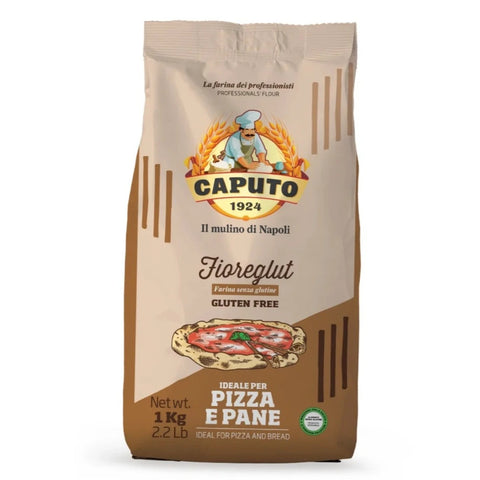 Abgebildet ist ein 1 kg (2,2 lb) schwerer Beutel Caputo Mehl Fioreglut - Glutenfrei von Mulino Caputo. Die Verpackung zeigt ein Bild einer im Holzofen gebackenen Pizza und das Logo von Mulino Caputo, das einen Koch mit Weizenkorn zeigt. Ideal für glutenfreie Pizza und Brot, der Text ist auf Italienisch und Englisch. Perfekt für Menschen mit Zöliakie.