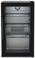 Ein geschlossener Cozze Elements Kühlschrank [63 L], elektrisch 230 V - CH-Stecker von Cozze zeigt eine schwarze Glasfront, drei leere Metallböden, ein internes oberes Gebläse, eine hintere Belüftung und sein sauberes, gut beleuchtetes Inneres.