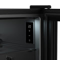 Nahaufnahme des Cozze Elements Kühlschrank [63 L], elektrisch 230 V - CH-Stecker von Cozze, mit digitalem Bedienfeld mit einer "20"-Temperaturanzeige und Tasten für Temperatur und Licht in der leicht geöffneten Tür.
