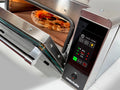 Nahaufnahme des Resto Italia Hooven 341 – Elektro-Pizzaofen (Digital), teilweise geöffnet, mit einer neapolitanischen Pizza im Inneren. Das digitale Bedienfeld zeigt Temperatur und Einstellungen an, und der Markenname „Resto Italia“ ist sichtbar.