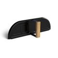Ein modernes, minimalistisches Regal aus Metall und Holz in Schwarz mit geschwungener Rückwand und rechteckiger Holzstütze vor einem schlichten weißen Hintergrund – ideal, um Ihr Lieblingszubehör für den Pizzaofen oder die elegante Gozney-Pizzaofentür für Dome XL (Gen 2) von Gozney zusammen mit Küchenutensilien zu präsentieren.