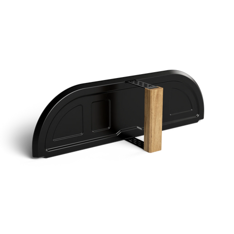 Ein modernes, minimalistisches Regal aus Metall und Holz in Schwarz mit geschwungener Rückwand und rechteckiger Holzstütze vor einem schlichten weißen Hintergrund – ideal, um Ihr Lieblingszubehör für den Pizzaofen oder die elegante Gozney-Pizzaofentür für Dome XL (Gen 2) von Gozney zusammen mit Küchenutensilien zu präsentieren.