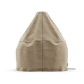 Ein beigefarbener, kegelförmiger Sitzsack mit sichtbaren schwarzen Nähten, der den eleganten Look der Gozney Abdeckhaube für Dome 2.0 Kurz von Gozney aufgreift, steht auf einem schlichten weißen Hintergrund.