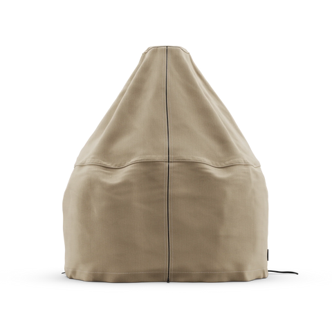 Ein beigefarbener, kegelförmiger Sitzsack mit sichtbaren schwarzen Nähten, der den eleganten Look der Gozney Abdeckhaube für Dome 2.0 Kurz von Gozney aufgreift, steht auf einem schlichten weißen Hintergrund.