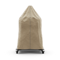 Eine hohe, beigefarbene Gozney Abdeckhaube für Dome 2.0 / Dome 2.0 XL Lang mit sichtbaren Nähten bedeckt einen Terrassenheizer auf schwarzen Lenkrollen vor einem schlichten weißen Hintergrund. Marke: Gozney.