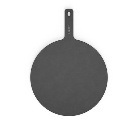 Ein rundes, dunkelgraues Gozney Pizza Servierteller (45 CM) Schneidebrett von Gozney, mit einem Griff mit Aufhängeloch, wird von oben auf einem weißen Hintergrund gezeigt.