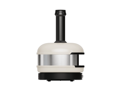 Der Gozney Dome Gen 2 Pizzaofen von Gozney ist ein moderner, kompakter Pizzaofen für den Außenbereich mit schwarzem Sockel, Mittelteil aus Edelstahl, cremefarbenem Kuppelaufsatz, vertikalem Schornstein und Hybrid-Brennstoffsystem - perfekt für jede Outdoor-Küche. Vor einem schlichten weißen Hintergrund.