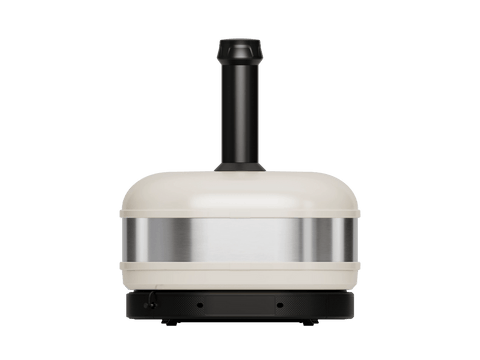 Der Gozney Dome Gen 2 Pizzaofen - Hybrid Brennstoffsystem von Gozney ist ein kompakter, moderner Outdoor-Ofen mit cremefarbener Kuppel, Edelstahlband, schwarzem Schornstein und schwarzem Sockel, abgebildet auf einem schlichten weißen Hintergrund.