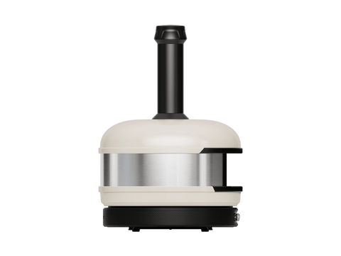 Ein moderner Gozney Dome Gen 2 XL Pizzaofen - Hybrid Brennstoffsystem von Gozney mit einer cremefarbenen Kuppel, einem Mittelteil aus Edelstahl und einem schwarzen Sockel sowie einem vertikalen Schornstein wird vor einem schlichten weißen Hintergrund gezeigt.
