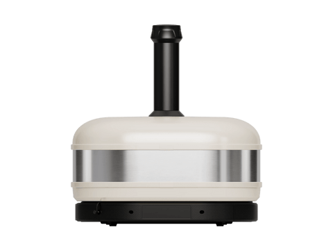 Der Gozney Dome Gen 2 XL Pizzaofen - Hybrid Brennstoffsystem von Gozney zeichnet sich durch ein modernes weißes und silbernes Finish mit schwarzem Schornstein und Sockel aus, dargestellt auf einem schlichten weißen Hintergrund.