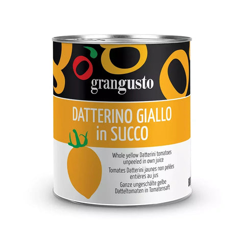 Eine Dose Grangusto Datterino Giallo Tomaten in Tomatensaft 800 g. Das Etikett zeigt unten eine Abbildung einer gelben Tomate und den Text „Ganze gelbe Datterini-Tomaten ungeschält im eigenen Saft“ in mehreren Sprachen. Die Dose hat einen silbernen Deckel und Boden.