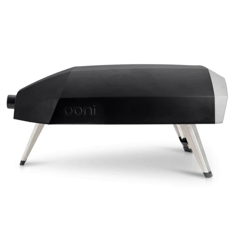 Der Ooni Koda 12 von Ooni ist ein schwarz-silberner Gaspizzaofen mit abgewinkelten Beinen und einem schlanken, modernen Design, das sich vor einem schlichten weißen Hintergrund präsentiert.