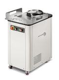 Der Pizzaballenformer MOON 300 Sunmix ist ideal für professionelle Küchen und zeichnet sich durch ein elegantes weißes Design mit einer Edelstahlplatte und einer Rührschüssel aus. Er verfügt über Bedienknöpfe, Räder für Mobilität und trägt das Sunmix-Markenlogo deutlich sichtbar auf der Vorderseite und an der Seite.