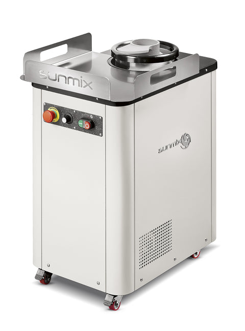 Der Pizzaballenformer MOON 300 Sunmix ist ideal für professionelle Küchen und zeichnet sich durch ein elegantes weißes Design mit einer Edelstahlplatte und einer Rührschüssel aus. Er verfügt über Bedienknöpfe, Räder für Mobilität und trägt das Sunmix-Markenlogo deutlich sichtbar auf der Vorderseite und an der Seite.