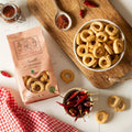 Chili-Taralli in der Schale mit Packung und Chilischoten