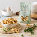Rosmarin-Taralli in der Schale mit Packung