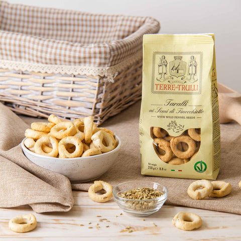 Fenchel-Taralli in der Schale mit Packung