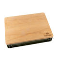 Ein rechteckiges Schneidebrett aus Holz mit abgerundeten Kanten und dem „Babobah“-Logo in der unteren rechten Ecke. Dieses Babadoh-Paket (6 Behälter, Olivenbox und Eichenbrett) steht auf einem Sockel, der es leicht anhebt, und hat darunter Aufbewahrungsfächer.
