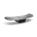 Die Gozney Ofensims & Frontablage für Treppen verfügt über eine geschwungene silberne Tür mit perforiertem Design und schwarzem Griff, gefertigt aus keramikbeschichtetem Aluminium.