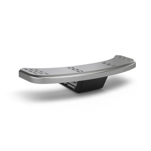 Die Gozney Ofensims & Frontablage für Treppen verfügt über eine geschwungene silberne Tür mit perforiertem Design und schwarzem Griff, gefertigt aus keramikbeschichtetem Aluminium.