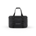 Die weiche Kühltasche Gozney Venture hat eine rechteckige Form mit stabilen Griffen und dem weißen Aufdruck „GOZNEY“. Dieses elegante, moderne Design eignet sich ideal als Reisetasche mit Reißverschluss auf schwarzem Hintergrund.