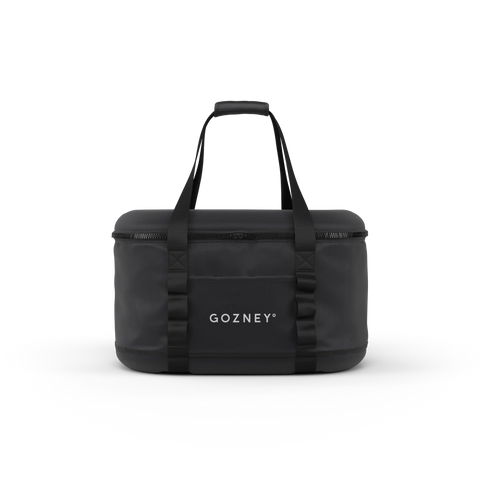 Die weiche Kühltasche Gozney Venture hat eine rechteckige Form mit stabilen Griffen und dem weißen Aufdruck „GOZNEY“. Dieses elegante, moderne Design eignet sich ideal als Reisetasche mit Reißverschluss auf schwarzem Hintergrund.