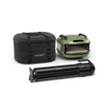 Das Gozney Tread Outdoor Bundle besteht aus einem grünen Pizzaofen, einer schwarzen "Gozney"-Transporttasche und einem gefalteten schwarzen Ständer - ideal für Ihre Outdoor-Küche und auf weißem Hintergrund abgebildet.