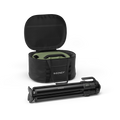Das Gozney Tread Outdoor Bundle besteht aus einer schwarzen, runden Tragetasche mit grünem Zubehör im Inneren und einem gefalteten schwarzen Stativ mit ausziehbaren Beinen - ideal für Ihre Outdoor-Küche -, die alle vor einem weißen Hintergrund stehen.