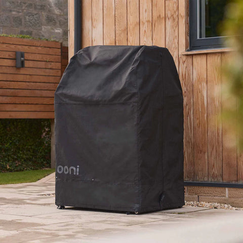 Die Ooni Abdeckung für Ooni Pizzaofen und Tisch (Large) in schwarz, mit dem "ooni"-Logo, bietet eine wetterfeste Abdeckung - perfekt zum Schutz Ihres Pizzaofens auf der Terrasse.