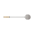 Der Gozney Utility runder Pizzawender mit Holzgriff und abgerundetem Metallpaddel aus rostfreiem Stahl. Der Griff hat am Ende ein Aufhängeloch und das Paddel hat an einer Seite eine kleine Aussparung. Auf dem Holzteil des ergonomisch gestalteten Griffs ist das Wort „GOZNEY“ aufgedruckt.