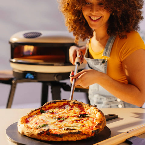 Pizza mit dem Utility Pizzawender im Ofen drehen