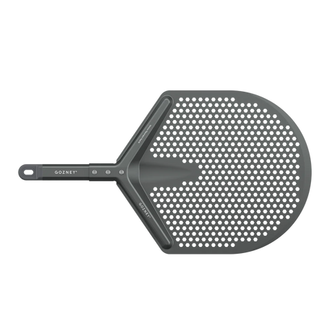 Der schwarze Gozney Venture Aluminium-Pizzaheber mit perforiertem Rundpaddel und langem Griff eignet sich perfekt zum Bewegen von Pizzen in und aus mobilen Pizzaöfen.