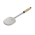 Der Gozney Venture Runder Pizzawender (15 cm) von Gozney verfügt über eine glatte, runde Edelstahlklinge mit einem langen Buchenholzgriff, der über ein Loch zum Aufhängen verfügt und mit Metall an der Schaufel befestigt ist. Vor einem schwarzen Hintergrund vereinen sich Stil und Funktion.
