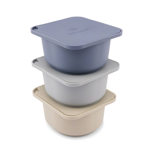 Das Babadoh Silikon BIG Pizzateig und Zutatenbehälter 3er-Set (Multi Blue) besteht aus drei quadratischen, blauen Lebensmittelbehältern mit Deckeln - perfekt für Pizzateig-Aufbewahrung oder Pizzateigkugeln. Halten Sie Ihren Teig frisch und organisiert im Stil von Babadoh.