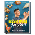 Baking Passion 1 Mehl – 1.000 Möglichkeiten von Sven Teichmann (Buch) von Teichners zeigt auf blauem Cover den Autor mit Brot und Teig, umgeben von Gebäck. Das Buch präsentiert Grundteige, Mehlsorten und vielfältige Backideen.